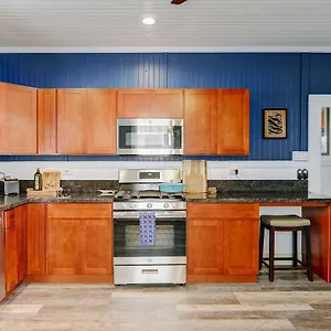 New Whaler Inn- Nautical Magic Downtown Holiday home